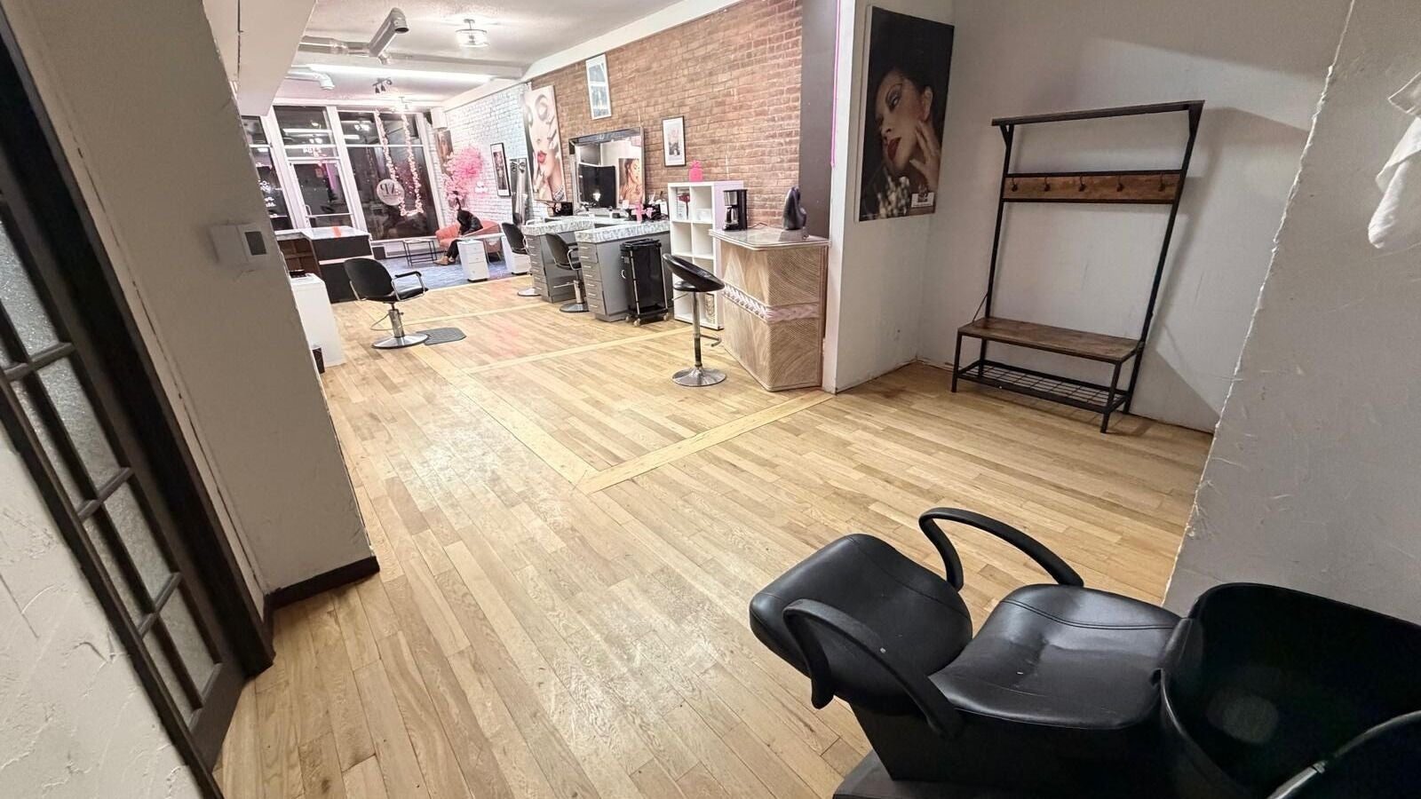 Bacs de lavage roses et fauteuils du salon de coiffure